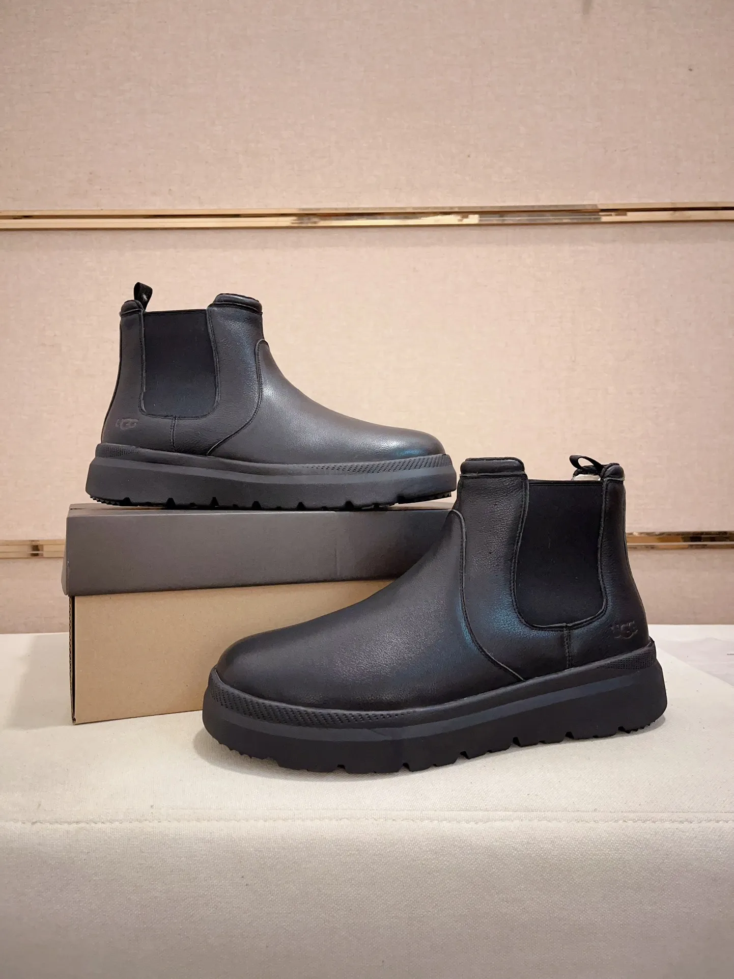 Men's shoes💰: 600💰(high-end goods) UGG❄️❄️Latest model 1:1⃣️quality, fabric: high-end quality first-layer cowhide imported from Europe. Lining: wool lining, sole: pure imported rubber foam outsole. ❤️High-end goods, fine workmanship, trendy and fashionable. The fit is very classy. If you know the goods, you will definitely not be able to refuse😍😍Code number: 41-45. Can be customized 46.47.
